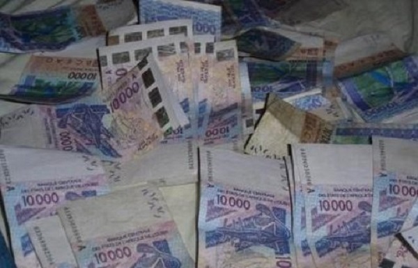 Eperdument amoureux, 10 millions FCfa séparent le célèbre couple : La vraie histoire de l’idylle entre la styliste Awa Guèye et l'homme d'affaires sénégalais basé à Dubaï Eperdument amoureux, 10 millions FCfa séparent le célèbre couple : La vraie histoire de l’idylle entre la styliste Awa Guèye et l'homme d'affaires sénégalais basé à Dubaï