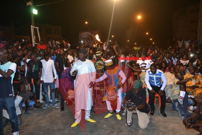 Gris Bordeau offre un sabar aux Médinois après sa victoire sur Tyson. Regardez les images. Gris Bordeau offre un sabar aux Médinois après sa victoire sur Tyson. Regardez les images.