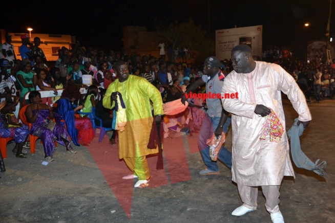 Gris Bordeau offre un sabar aux Médinois après sa victoire sur Tyson. Regardez les images. Gris Bordeau offre un sabar aux Médinois après sa victoire sur Tyson. Regardez les images.