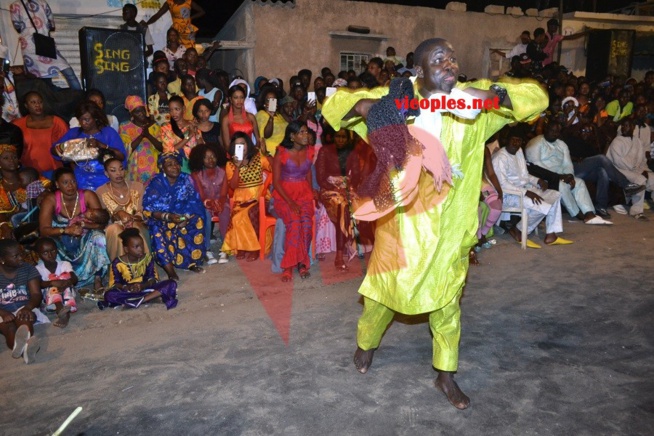 Gris Bordeau offre un sabar aux Médinois après sa victoire sur Tyson. Regardez les images. Gris Bordeau offre un sabar aux Médinois après sa victoire sur Tyson. Regardez les images.