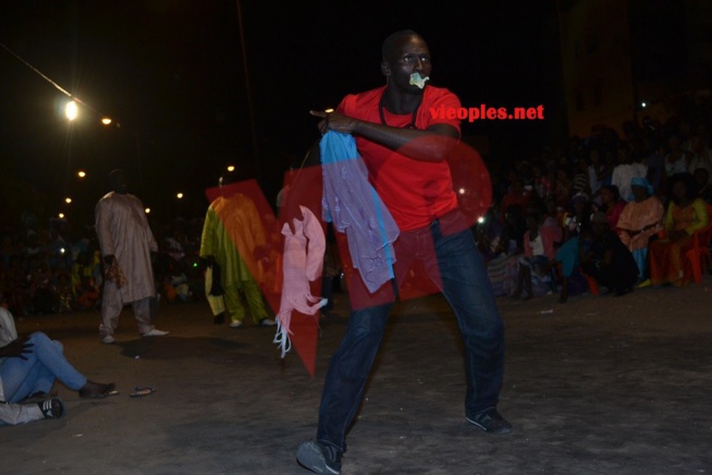 Gris Bordeau offre un sabar aux Médinois après sa victoire sur Tyson. Regardez les images. Gris Bordeau offre un sabar aux Médinois après sa victoire sur Tyson. Regardez les images.