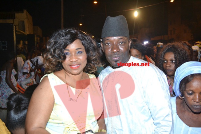 Gris Bordeau offre un sabar aux Médinois après sa victoire sur Tyson. Regardez les images. Gris Bordeau offre un sabar aux Médinois après sa victoire sur Tyson. Regardez les images.