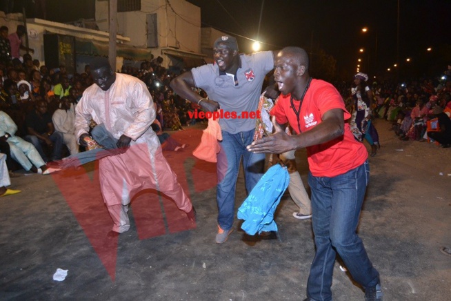 Gris Bordeau offre un sabar aux Médinois après sa victoire sur Tyson. Regardez les images. Gris Bordeau offre un sabar aux Médinois après sa victoire sur Tyson. Regardez les images.