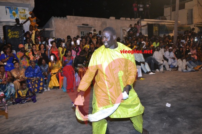 Gris Bordeau offre un sabar aux Médinois après sa victoire sur Tyson. Regardez les images. Gris Bordeau offre un sabar aux Médinois après sa victoire sur Tyson. Regardez les images.