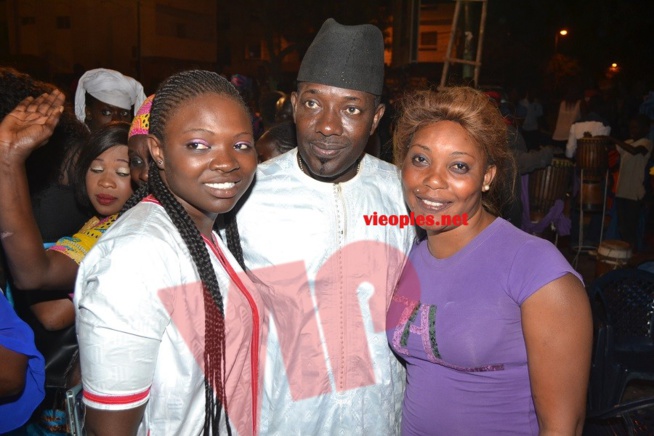 Gris Bordeau offre un sabar aux Médinois après sa victoire sur Tyson. Regardez les images. Gris Bordeau offre un sabar aux Médinois après sa victoire sur Tyson. Regardez les images.