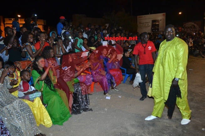 Gris Bordeau offre un sabar aux Médinois après sa victoire sur Tyson. Regardez les images. Gris Bordeau offre un sabar aux Médinois après sa victoire sur Tyson. Regardez les images.