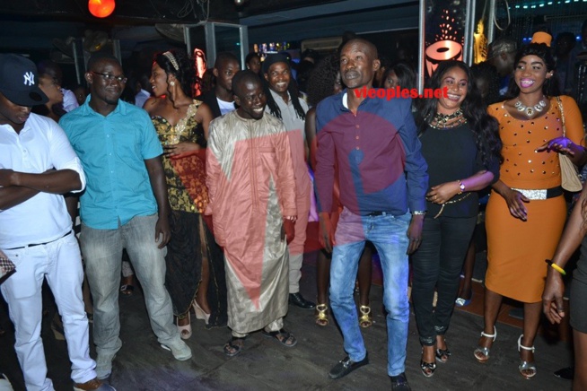 Pape Diouf et la génération consciente aux fonds de leur art redonnent la chaleur au Madison Night et vous donnent rendez-vous le dimanche au Baramundi. Regardez Pape Diouf et la génération consciente aux fonds de leur art redonnent la chaleur au Madison Night et vous donnent rendez-vous le dimanche au Baramundi. Regardez