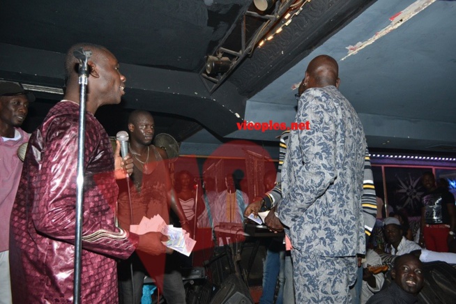 Pape Diouf et la génération consciente aux fonds de leur art redonnent la chaleur au Madison Night et vous donnent rendez-vous le dimanche au Baramundi. Regardez Pape Diouf et la génération consciente aux fonds de leur art redonnent la chaleur au Madison Night et vous donnent rendez-vous le dimanche au Baramundi. Regardez