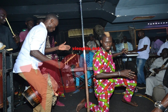 Pape Diouf et la génération consciente aux fonds de leur art redonnent la chaleur au Madison Night et vous donnent rendez-vous le dimanche au Baramundi. Regardez Pape Diouf et la génération consciente aux fonds de leur art redonnent la chaleur au Madison Night et vous donnent rendez-vous le dimanche au Baramundi. Regardez