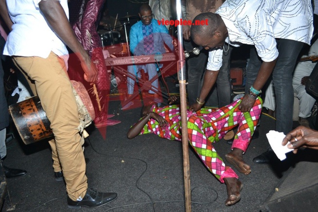 Pape Diouf et la génération consciente aux fonds de leur art redonnent la chaleur au Madison Night et vous donnent rendez-vous le dimanche au Baramundi. Regardez Pape Diouf et la génération consciente aux fonds de leur art redonnent la chaleur au Madison Night et vous donnent rendez-vous le dimanche au Baramundi. Regardez