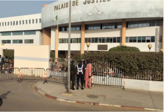 Présidentielle 2024 : Thierno Cissé, candidat "fraudeur", jugé en flagrant délit Présidentielle 2024 : Thierno Cissé, candidat "fraudeur", jugé en flagrant délit