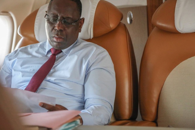 Le président, la mine studieuse, dans l'avion qui le ramène de la Guadeloupe il y a un peu plus d'une heure !