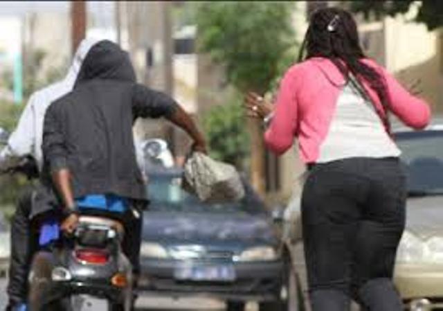 Le Jakartaman vole un téléphone à l'arraché et découvre que la victime est sa propre sœur Le Jakartaman vole un téléphone à l'arraché et découvre que la victime est sa propre sœur