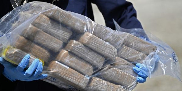 4 kg de drogue saisis par la police à Diamaguène Sicap-Mbao, 2 individus arrêtés 4 kg de drogue saisis par la police à Diamaguène Sicap-Mbao, 2 individus arrêtés