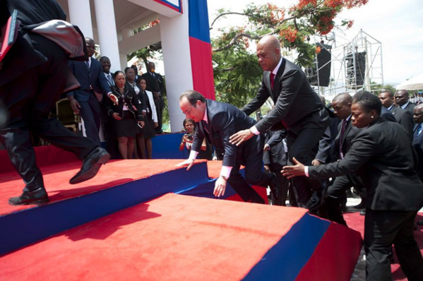 Humilié par les élèves et étudiants haïtiens, Hollande tremble et tombe sur le tapis rouge Humilié par les élèves et étudiants haïtiens, Hollande tremble et tombe sur le tapis rouge