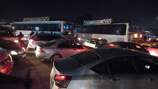 Chaos circulatoire à Bountou Pikine: Les embouteillages monstres paralysent la banlieue dakaroise Chaos circulatoire à Bountou Pikine: Les embouteillages monstres paralysent la banlieue dakaroise