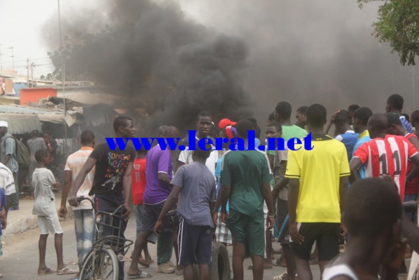 Bilan des affrontements entre les jeunes Lebous de Ouakam, Ngor et Yoff et les gendarmes: 5 personnes arrêtées, l'agence Tigo caillassée... Bilan des affrontements entre les jeunes Lebous de Ouakam, Ngor et Yoff et les gendarmes: 5 personnes arrêtées, l'agence Tigo caillassée...