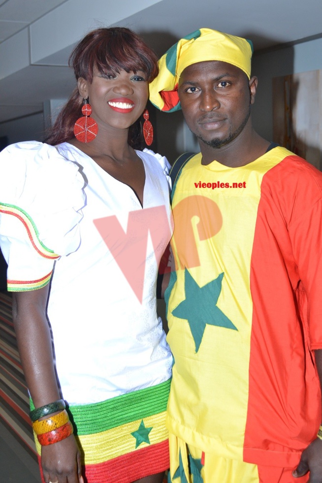Voici le reporter photographe Gonze Ndiaye dans les couleurs du Sénégal avec sa compagnie!