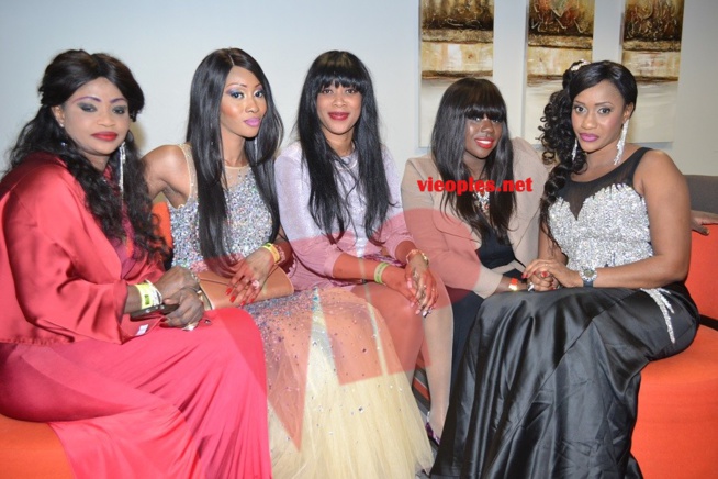 Douce, belle, et tendre le "Kani Ngégn" de Pape Diouf entourée de ses amies à Paris. Douce, belle, et tendre le "Kani Ngégn" de Pape Diouf entourée de ses amies à Paris.