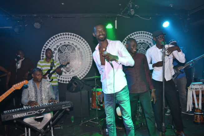21 Images: Pape Diouf draine du monde et impose sa force de monopoliser le spectacle au Baramundi. Regardez