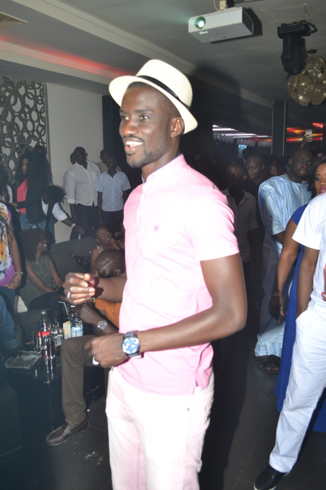 21 Images: Pape Diouf draine du monde et impose sa force de monopoliser le spectacle au Baramundi. Regardez