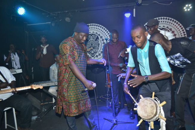 21 Images: Pape Diouf draine du monde et impose sa force de monopoliser le spectacle au Baramundi. Regardez