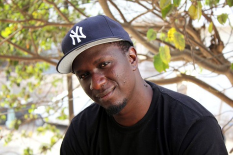 Le rappeur Simon Kouka fait un don de matériels d’une valeur de 252 880 francs Cfa aux personnes victimes de mines Le rappeur Simon Kouka fait un don de matériels d’une valeur de 252 880 francs Cfa aux personnes victimes de mines