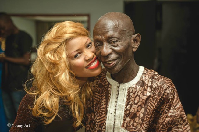 Arrêt sur image: le bisou de Guigui à père Doudou Ndiaye Rose… Arrêt sur image: le bisou de Guigui à père Doudou Ndiaye Rose…