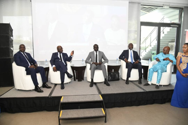 En images de la cérémonie de remise du trophée de l'Homme de l'année 2023 au DG de la SENELEC par Rewmi Quotidien En images de la cérémonie de remise du trophée de l'Homme de l'année 2023 au DG de la SENELEC par Rewmi Quotidien