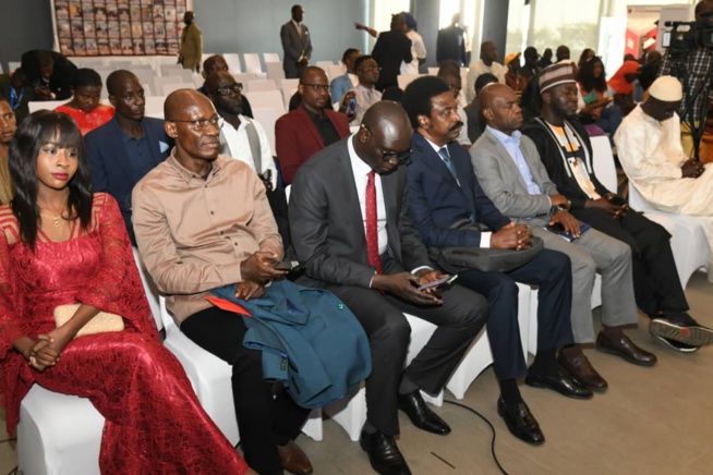 En images de la cérémonie de remise du trophée de l'Homme de l'année 2023 au DG de la SENELEC par Rewmi Quotidien En images de la cérémonie de remise du trophée de l'Homme de l'année 2023 au DG de la SENELEC par Rewmi Quotidien