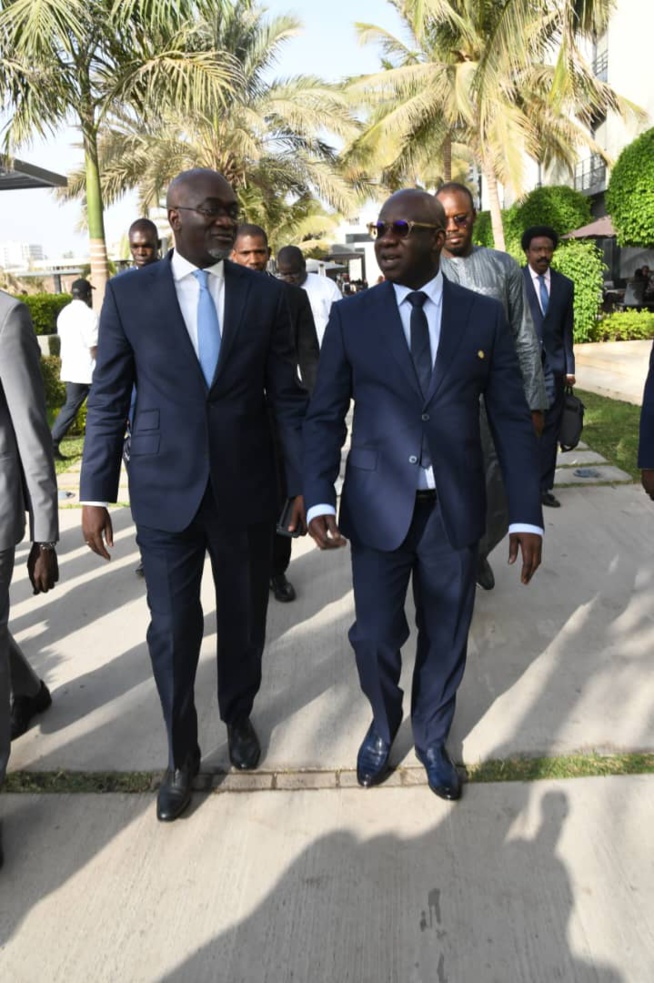 En images de la cérémonie de remise du trophée de l'Homme de l'année 2023 au DG de la SENELEC par Rewmi Quotidien En images de la cérémonie de remise du trophée de l'Homme de l'année 2023 au DG de la SENELEC par Rewmi Quotidien