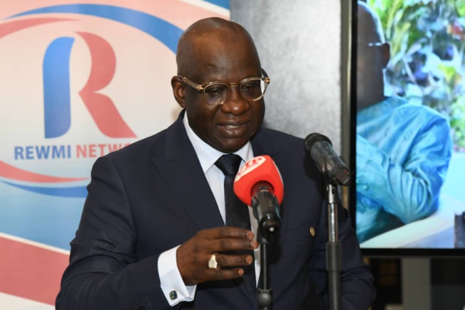 En images de la cérémonie de remise du trophée de l'Homme de l'année 2023 au DG de la SENELEC par Rewmi Quotidien En images de la cérémonie de remise du trophée de l'Homme de l'année 2023 au DG de la SENELEC par Rewmi Quotidien