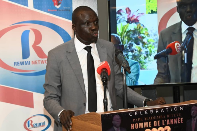 En images de la cérémonie de remise du trophée de l'Homme de l'année 2023 au DG de la SENELEC par Rewmi Quotidien