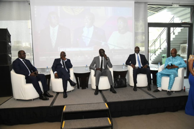 En images de la cérémonie de remise du trophée de l'Homme de l'année 2023 au DG de la SENELEC par Rewmi Quotidien En images de la cérémonie de remise du trophée de l'Homme de l'année 2023 au DG de la SENELEC par Rewmi Quotidien