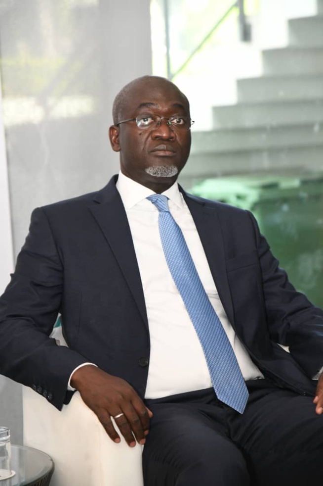 En images de la cérémonie de remise du trophée de l'Homme de l'année 2023 au DG de la SENELEC par Rewmi Quotidien En images de la cérémonie de remise du trophée de l'Homme de l'année 2023 au DG de la SENELEC par Rewmi Quotidien