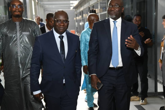 En images de la cérémonie de remise du trophée de l'Homme de l'année 2023 au DG de la SENELEC par Rewmi Quotidien En images de la cérémonie de remise du trophée de l'Homme de l'année 2023 au DG de la SENELEC par Rewmi Quotidien