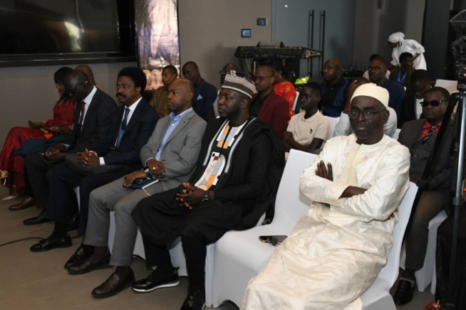 En images de la cérémonie de remise du trophée de l'Homme de l'année 2023 au DG de la SENELEC par Rewmi Quotidien En images de la cérémonie de remise du trophée de l'Homme de l'année 2023 au DG de la SENELEC par Rewmi Quotidien