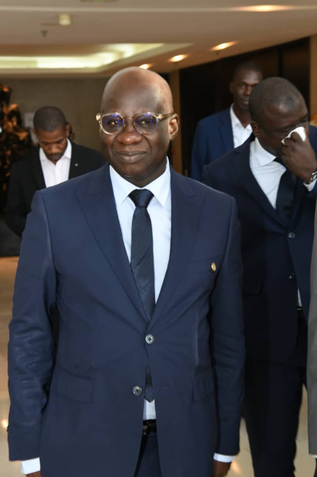 En images de la cérémonie de remise du trophée de l'Homme de l'année 2023 au DG de la SENELEC par Rewmi Quotidien En images de la cérémonie de remise du trophée de l'Homme de l'année 2023 au DG de la SENELEC par Rewmi Quotidien