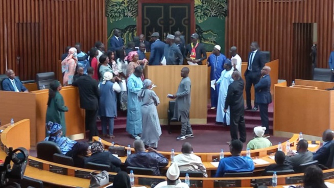 Tensions à l'Assemblée nationale : Les députés de l'opposition contestent l'interdiction de poser des questions Tensions à l'Assemblée nationale : Les députés de l'opposition contestent l'interdiction de poser des questions