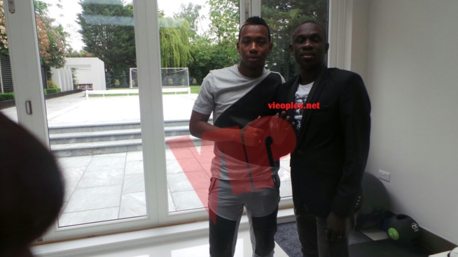 Pape Diouf invité d'honneur de l'international Sénégalais Diafara Sakho à son domicile en Angleterre. Regardez