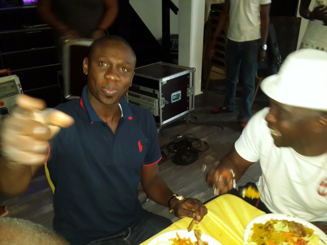 Grand Bégué de l'Est: Les premiéres images de l'arrivé de Pape Diouf et la génération consciente au Capitole de Metz. Grand Bégué de l'Est: Les premiéres images de l'arrivé de Pape Diouf et la génération consciente au Capitole de Metz.