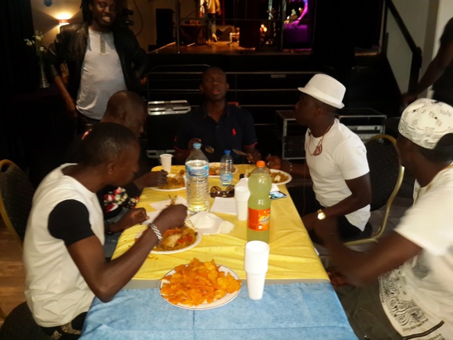 Grand Bégué de l'Est: Les premiéres images de l'arrivé de Pape Diouf et la génération consciente au Capitole de Metz. Grand Bégué de l'Est: Les premiéres images de l'arrivé de Pape Diouf et la génération consciente au Capitole de Metz.