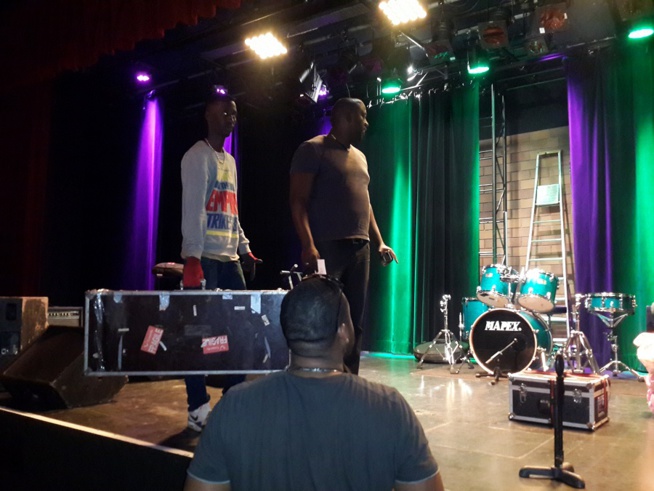 Grand Bégué de l'Est: Les premiéres images de l'arrivé de Pape Diouf et la génération consciente au Capitole de Metz. Grand Bégué de l'Est: Les premiéres images de l'arrivé de Pape Diouf et la génération consciente au Capitole de Metz.