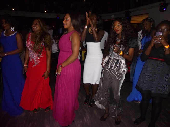 21 Images A guichet fermé: Pape Diouf démontre encore qu'il est le maître de la musique Sénégalaise actuellement en Europe 21 Images A guichet fermé: Pape Diouf démontre encore qu'il est le maître de la musique Sénégalaise actuellement en Europe