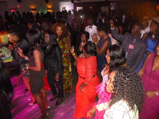 21 Images A guichet fermé: Pape Diouf démontre encore qu'il est le maître de la musique Sénégalaise actuellement en Europe 21 Images A guichet fermé: Pape Diouf démontre encore qu'il est le maître de la musique Sénégalaise actuellement en Europe