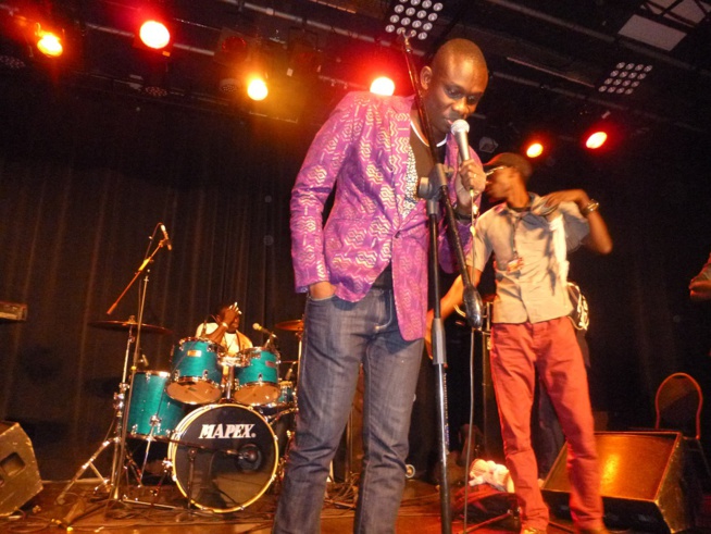 21 Images A guichet fermé: Pape Diouf démontre encore qu'il est le maître de la musique Sénégalaise actuellement en Europe 21 Images A guichet fermé: Pape Diouf démontre encore qu'il est le maître de la musique Sénégalaise actuellement en Europe