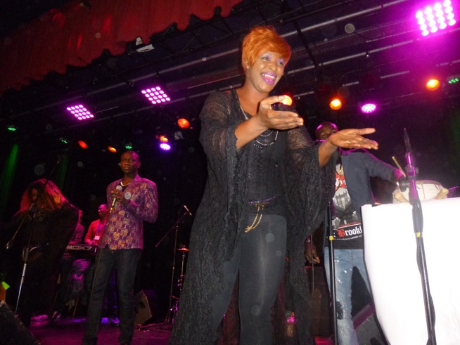 21 Images A guichet fermé: Pape Diouf démontre encore qu'il est le maître de la musique Sénégalaise actuellement en Europe 21 Images A guichet fermé: Pape Diouf démontre encore qu'il est le maître de la musique Sénégalaise actuellement en Europe