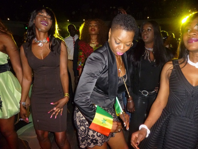 21 Images A guichet fermé: Pape Diouf démontre encore qu'il est le maître de la musique Sénégalaise actuellement en Europe 21 Images A guichet fermé: Pape Diouf démontre encore qu'il est le maître de la musique Sénégalaise actuellement en Europe