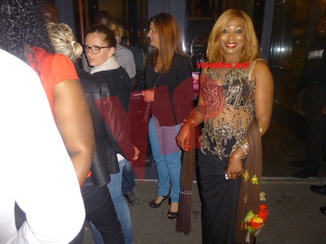 Penda Sow la Sénégalaise de Paname souriante dans sa robe.