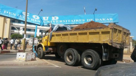 Arrêt sur image-Le camion fou qui a fini sa course sur le portail de l’Ucad .